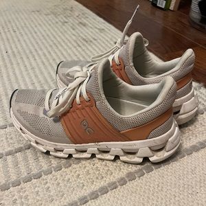 On cloud tennis shoes size 5.5